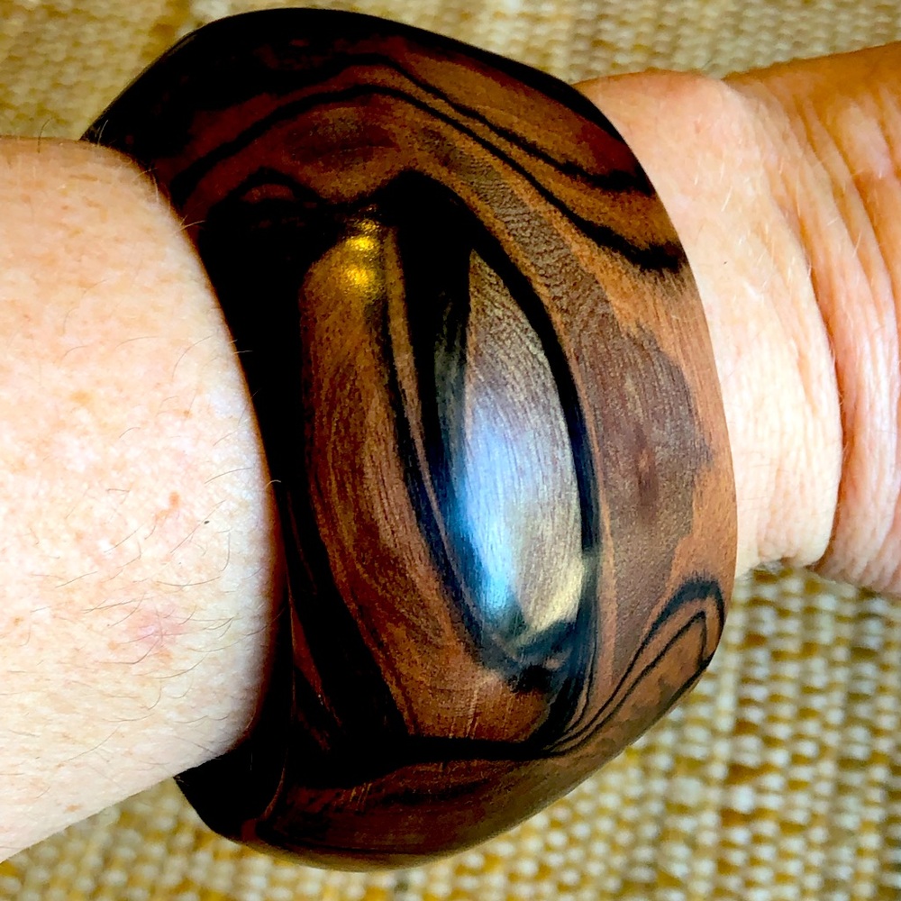 GORGEOUS CHUNKY WOOD BANGLE likely hand made & 1 of a kind! Irregular size/shape - Picture 3 of 4